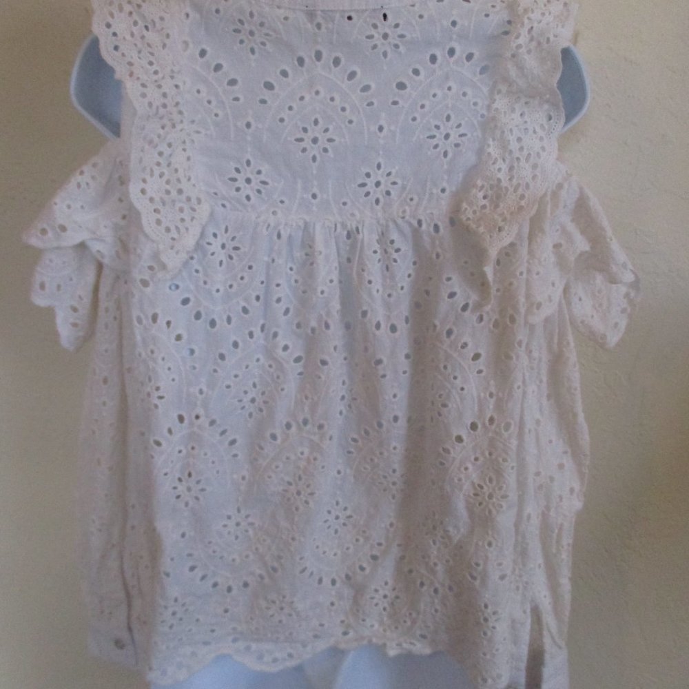 Romeo & Juliet Couture Eyelet Lace Cold Shoulder Top Size Medium - Picture 4 of 6